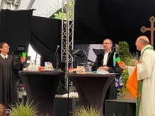 Ein Spiel aus der Kindheit: Pröpstin Sabine Kropf-Brandau und Dechant Andreas Weber spielen sich – unter Beobachtung von Pfarrer Torben W. Telder - den Ball im Körbchen zu und fangen ihn auch. Ebenfalls als Dreierset im Supermarkt gefunden.